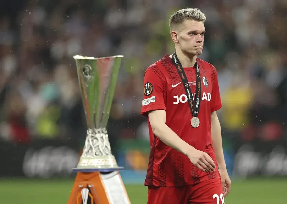 Jugador con medalla caminando junto al trofeo Jugador con medalla caminando junto al trofeo