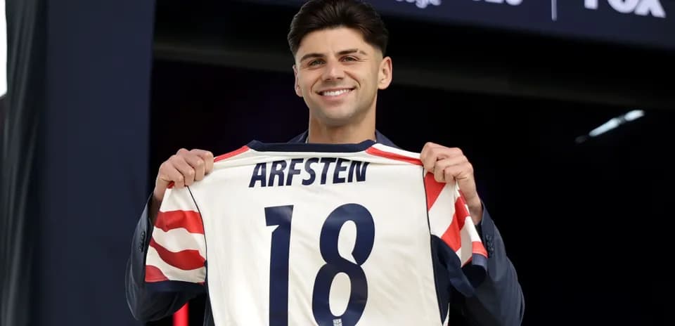Jugador mostrando camiseta con nombre Arfsten y número 18 Jugador mostrando camiseta con nombre Arfsten y número 18