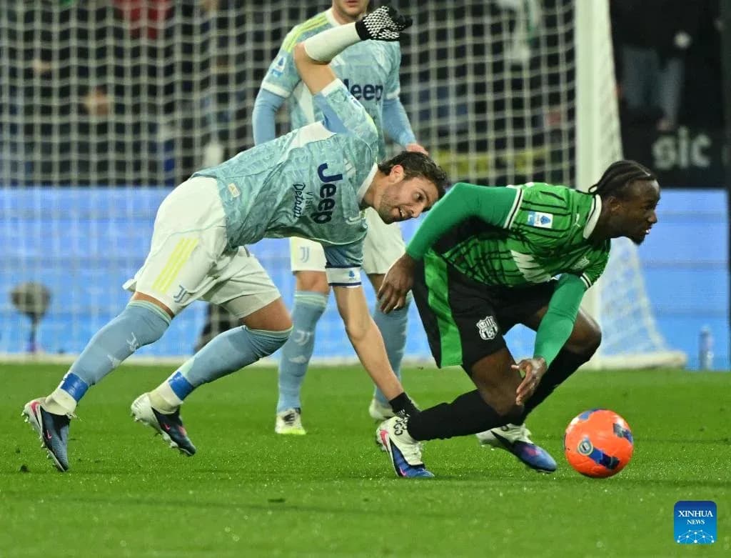 Jugador de Sassuolo luchando por el balón Jugador de Sassuolo luchando por el balón