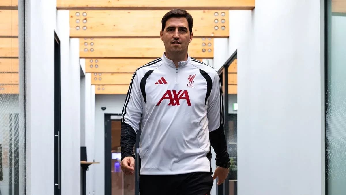 Entrenador de Liverpool caminando por el pasillo Entrenador de Liverpool caminando por el pasillo