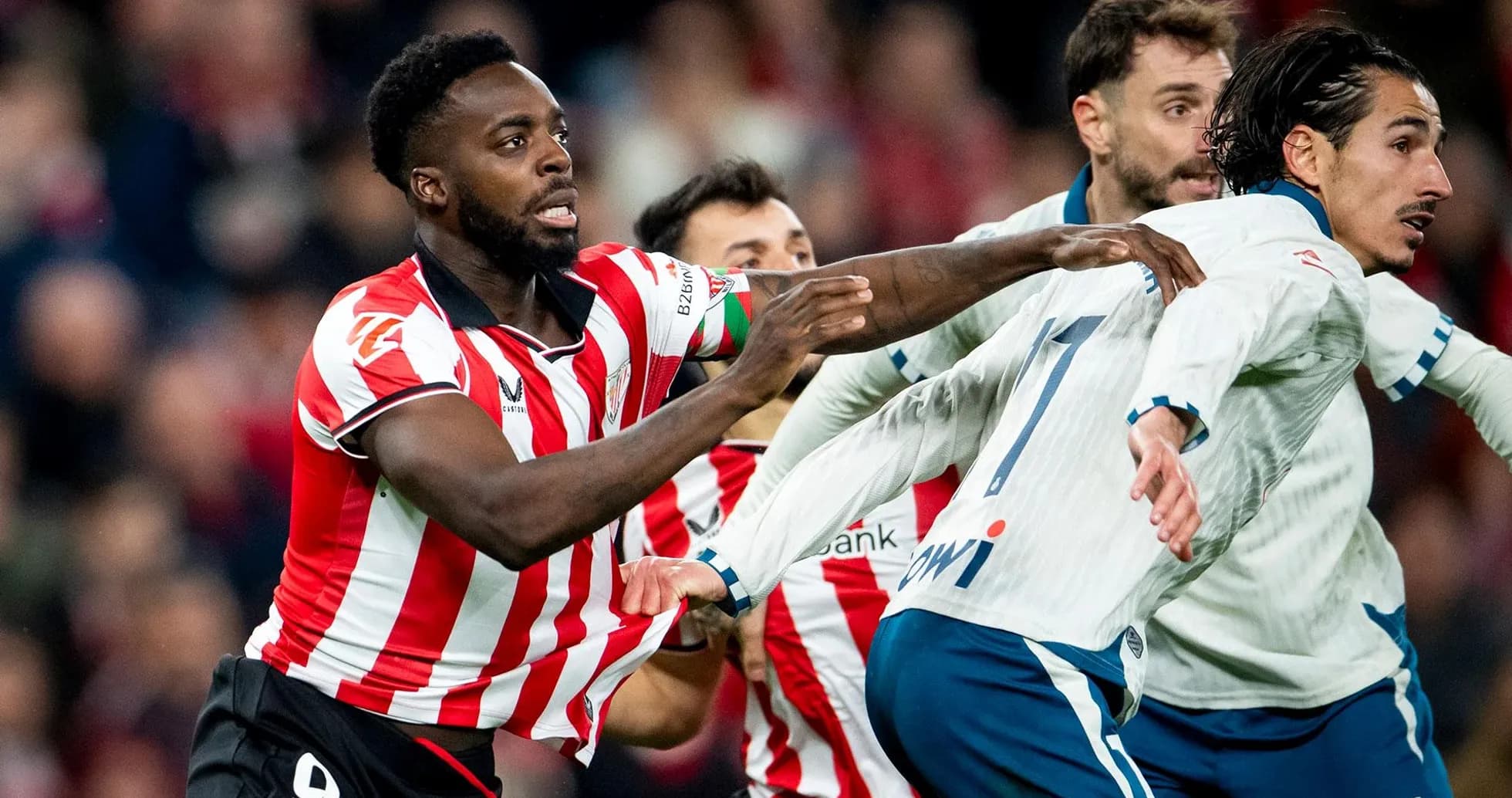 Jugadores de Espanyol y Athletic Club en acción Jugadores de Espanyol y Athletic Club en acción