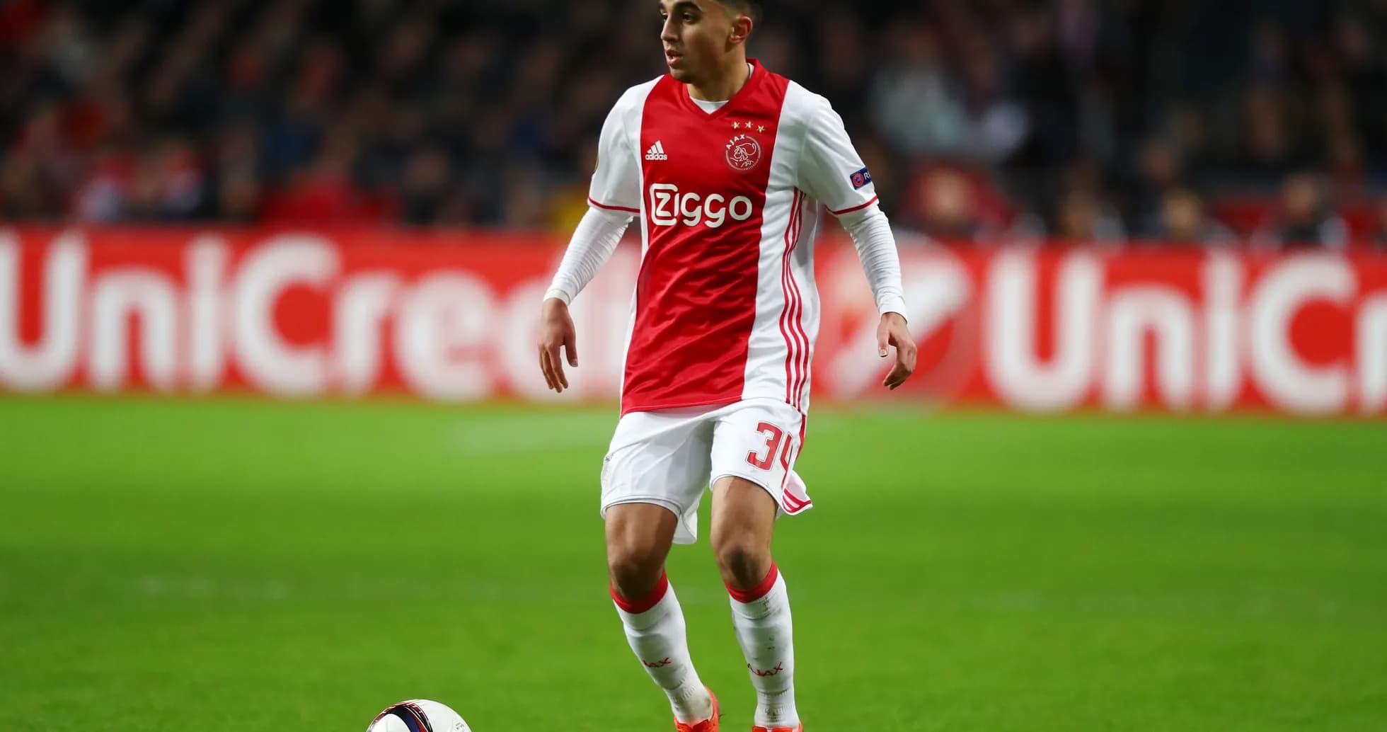 Jugador de Ajax controlando el balón en el campo Jugador de Ajax controlando el balón en el campo