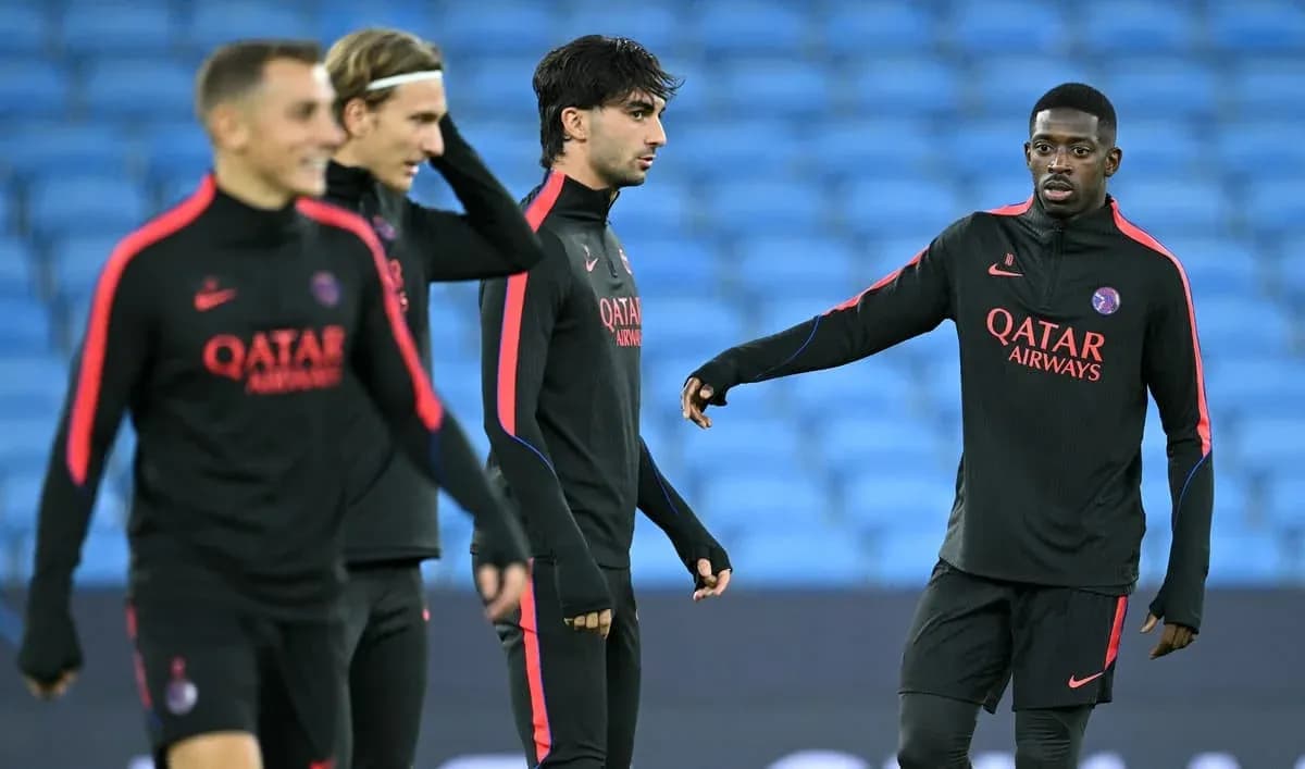 Jugadores de PSG entrenando en el campo Jugadores de PSG entrenando en el campo