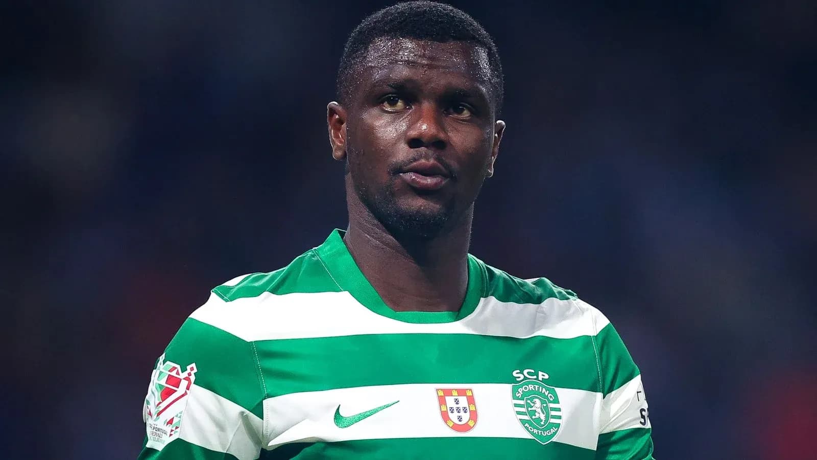 Jugador con camiseta verde y blanca de Sporting Jugador con camiseta verde y blanca de Sporting