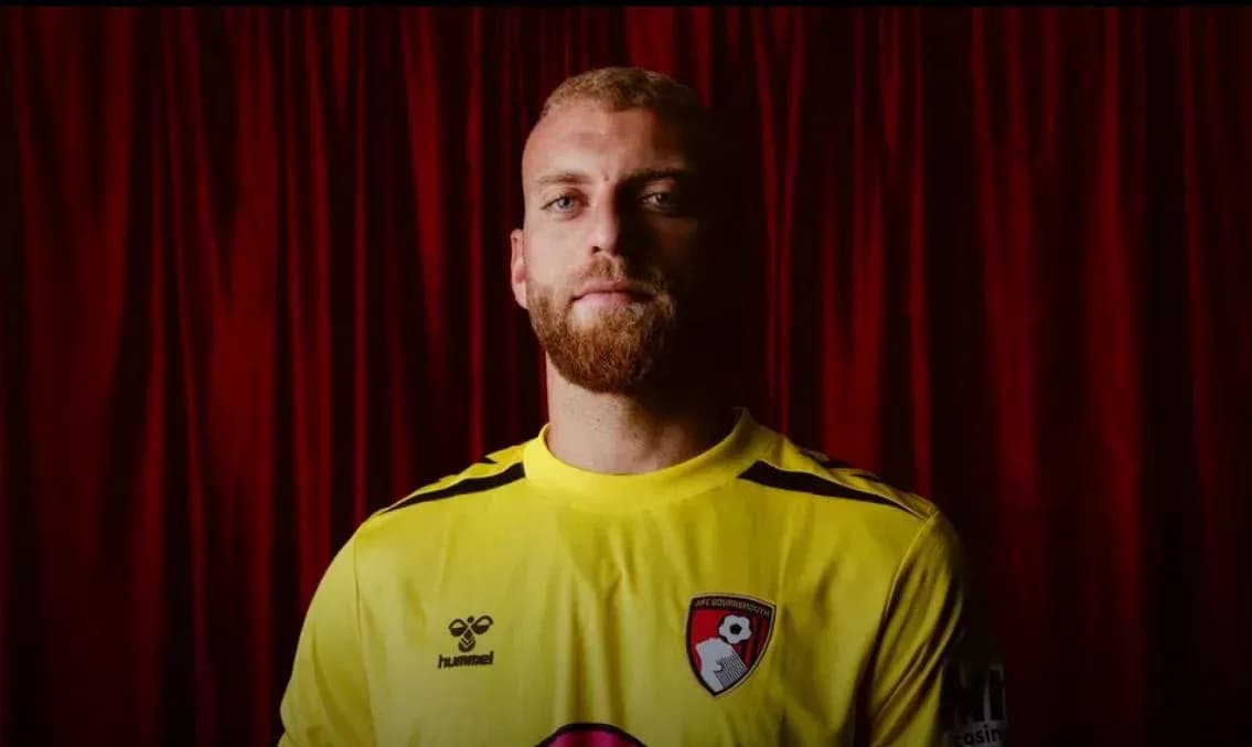 Portero de AFC Bournemouth en uniforme amarillo Portero de AFC Bournemouth en uniforme amarillo