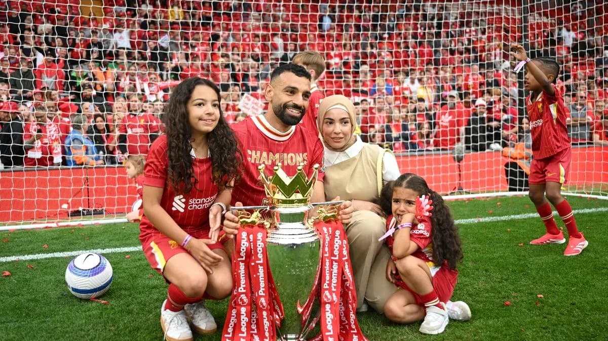 Jugador con su familia y trofeo en el campo Jugador con su familia y trofeo en el campo
