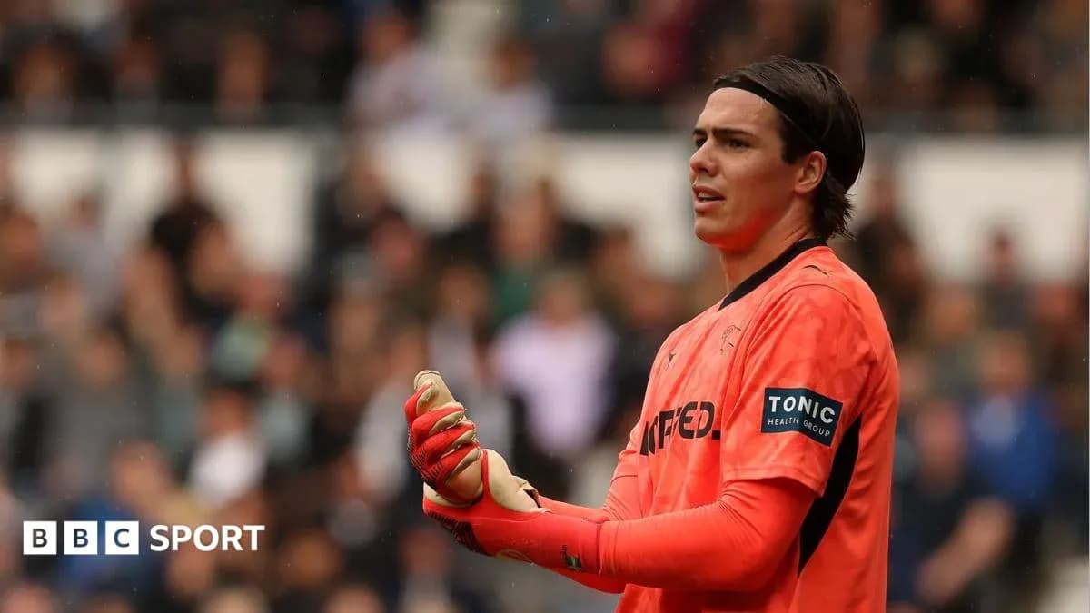 Portero con guantes en el campo de fútbol Portero con guantes en el campo de fútbol