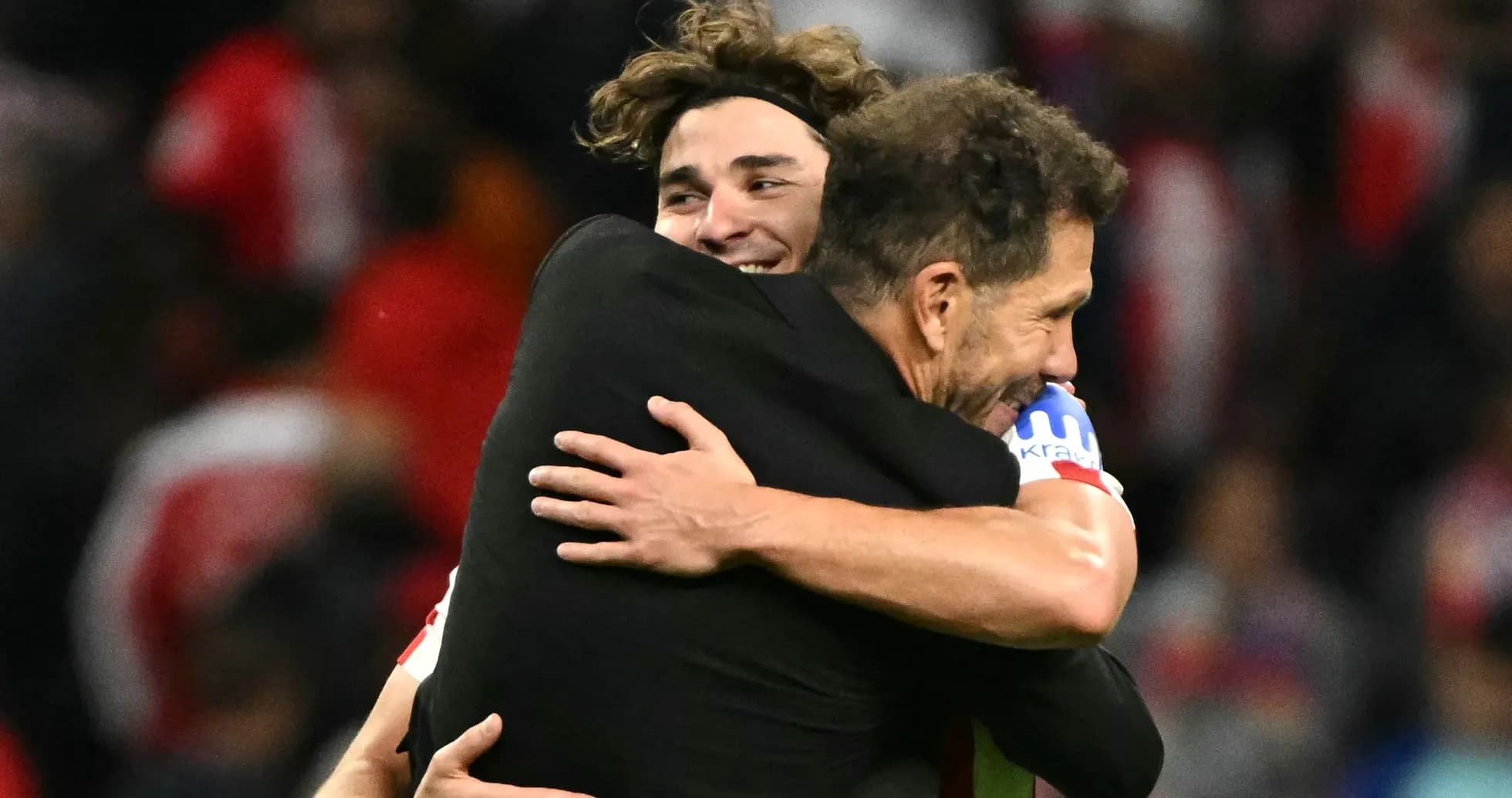 Jugadores abrazándose tras el partido Jugadores abrazándose tras el partido