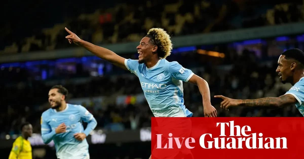 Jugador de Manchester City celebra un gol en el partido Jugador de Manchester City celebra un gol en el partido