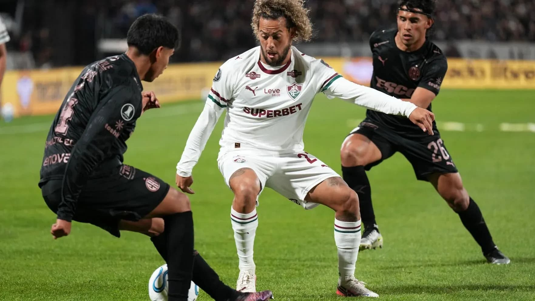 Jugador de Fluminense esquivando a un rival Jugador de Fluminense esquivando a un rival
