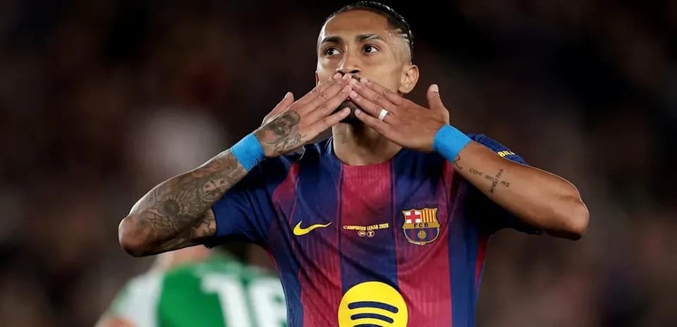 Jugador de Barcelona besando sus manos en el campo Jugador de Barcelona besando sus manos en el campo