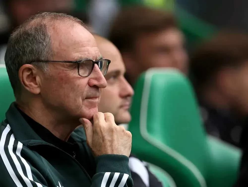 Entrenador observando desde el banquillo del equipo Entrenador observando desde el banquillo del equipo