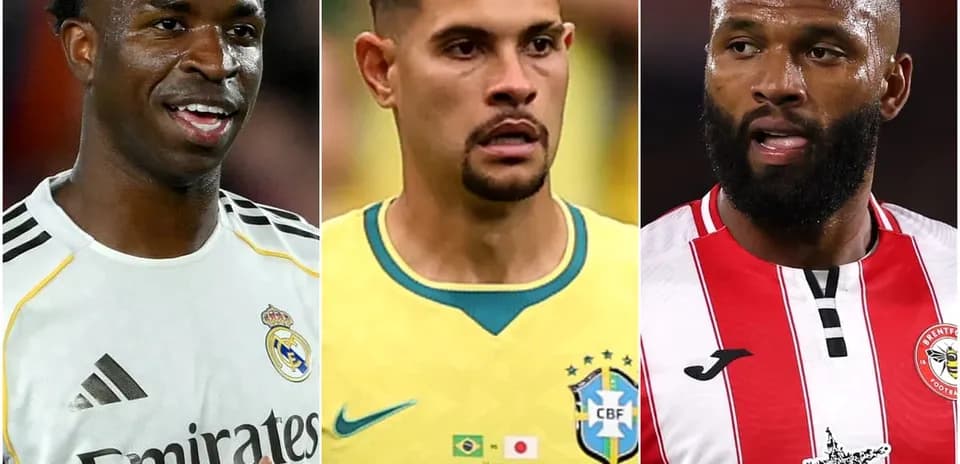 Tres jugadores de fútbol posando juntos en imagen Tres jugadores de fútbol posando juntos en imagen