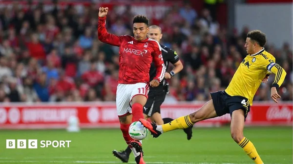 Jugador de Nottingham Forest desafiando a oponente en el campo Jugador de Nottingham Forest desafiando a oponente en el campo