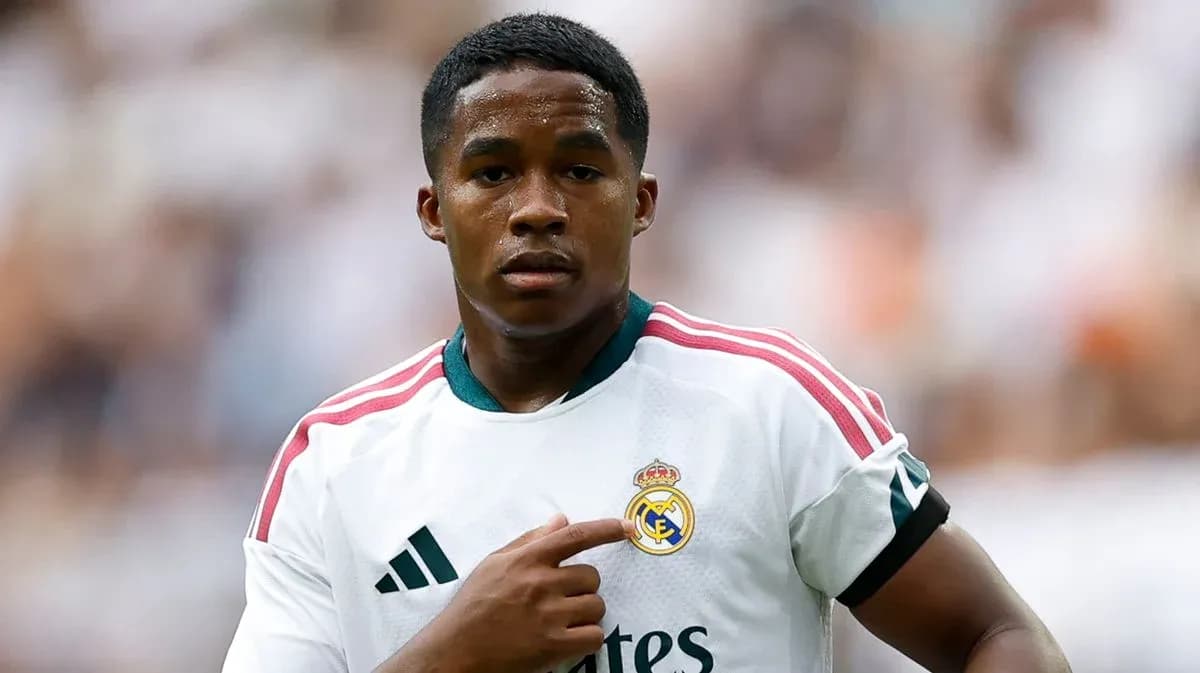 Jugador de Real Madrid señalando el escudo del club Jugador de Real Madrid señalando el escudo del club