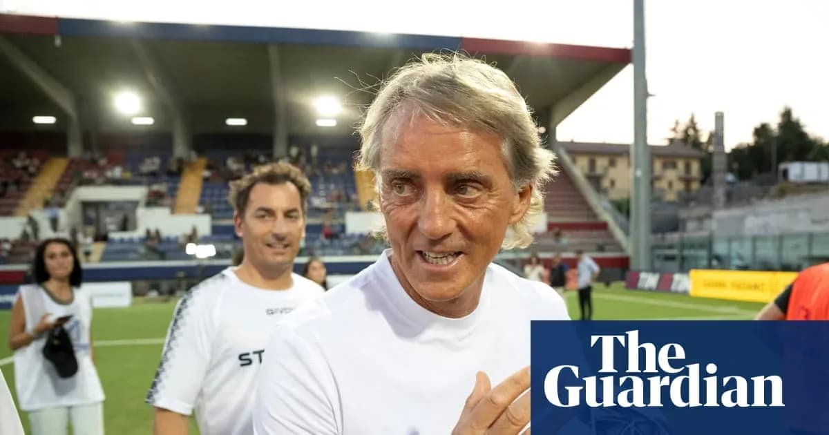 Entrenador sonriente en el campo de fútbol Entrenador sonriente en el campo de fútbol