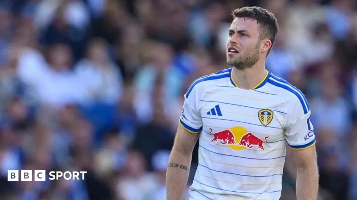 Jugador de Leeds United en partido, mirando hacia arriba Jugador de Leeds United en partido, mirando hacia arriba