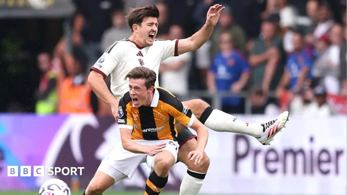 Jugador cae tras falta en partido de fútbol Jugador cae tras falta en partido de fútbol