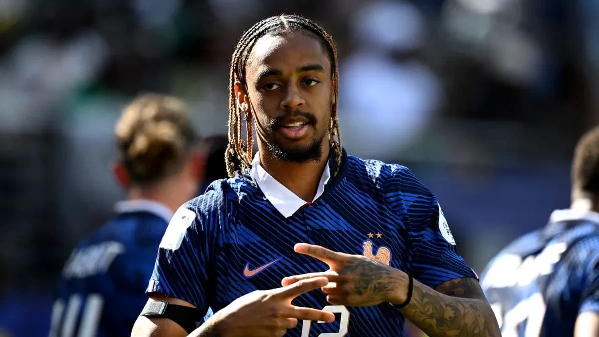 Jugador de Francia mostrando signo de paz en campo Jugador de Francia mostrando signo de paz en campo