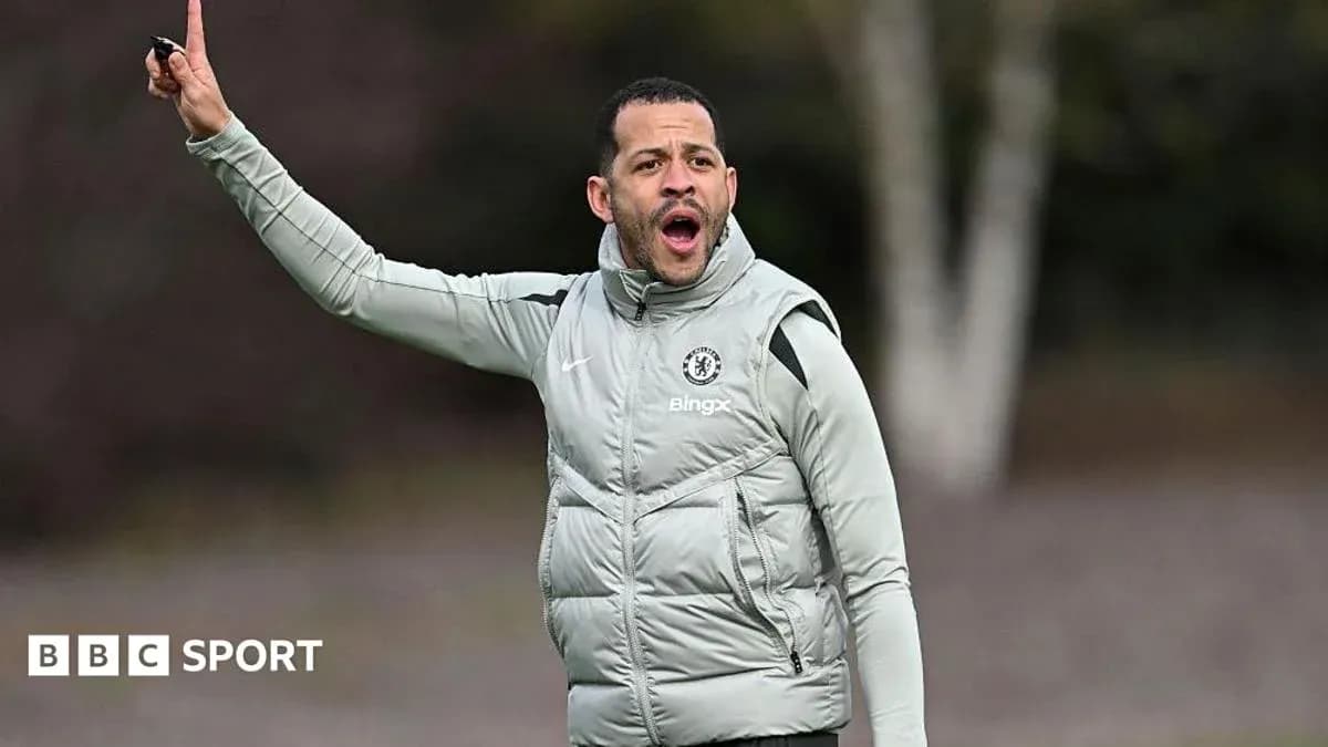 Entrenador de Chelsea dirigiendo la sesión de entrenamiento Entrenador de Chelsea dirigiendo la sesión de entrenamiento