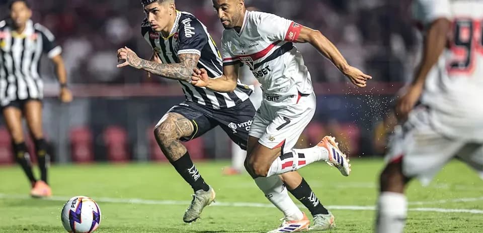Jugadores de Atletico-MG y Santos en acción Jugadores de Atletico-MG y Santos en acción