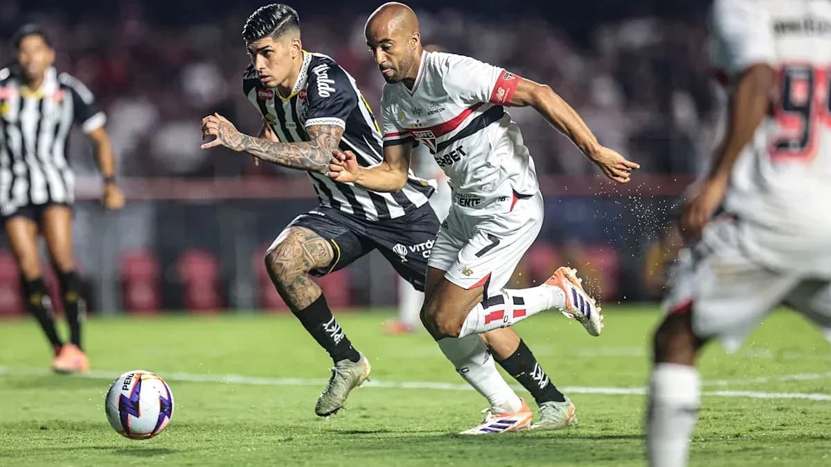 Jugadores de Atletico-MG y Santos en acción Jugadores de Atletico-MG y Santos en acción