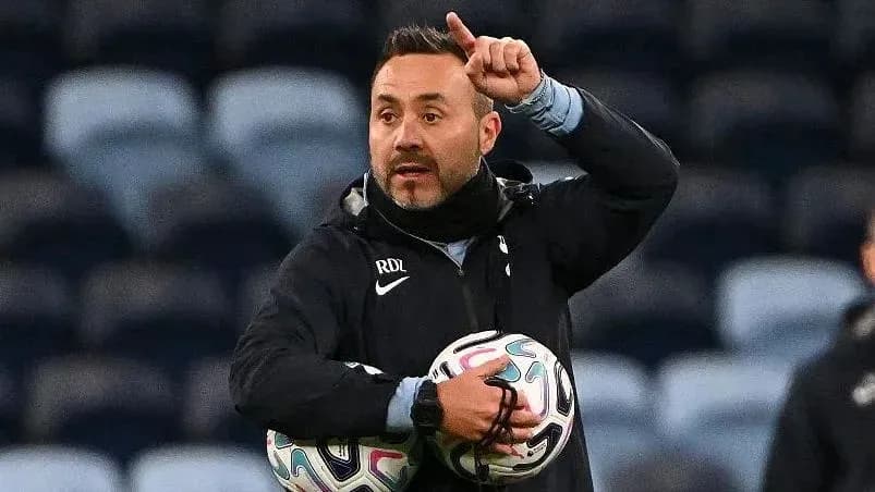 Entrenador dirigiendo a su equipo con balones Entrenador dirigiendo a su equipo con balones