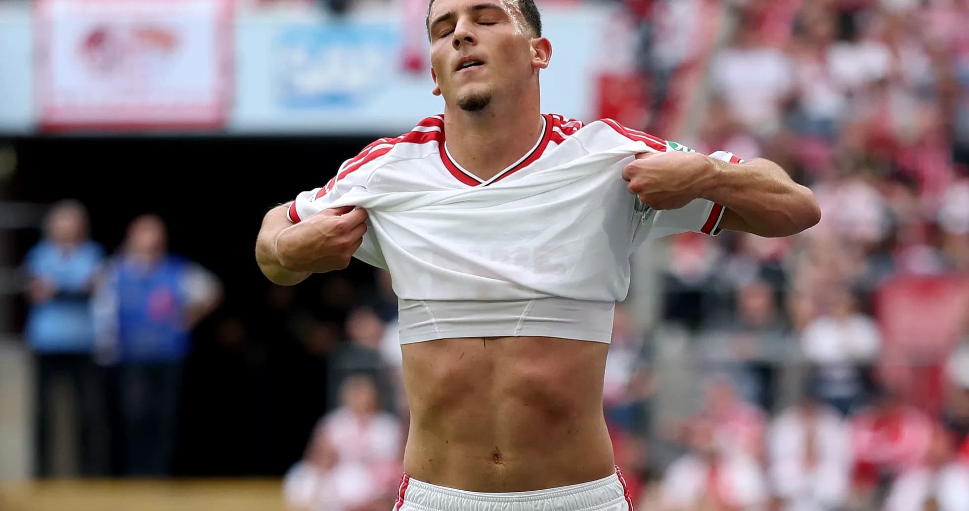 Jugador levantando su camiseta durante un partido Jugador levantando su camiseta durante un partido
