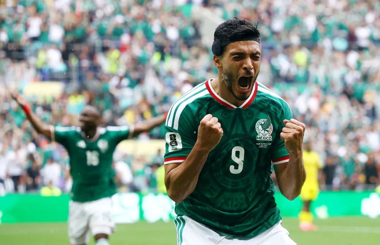 Jugador mexicano celebrando un gol en el estadio Jugador mexicano celebrando un gol en el estadio