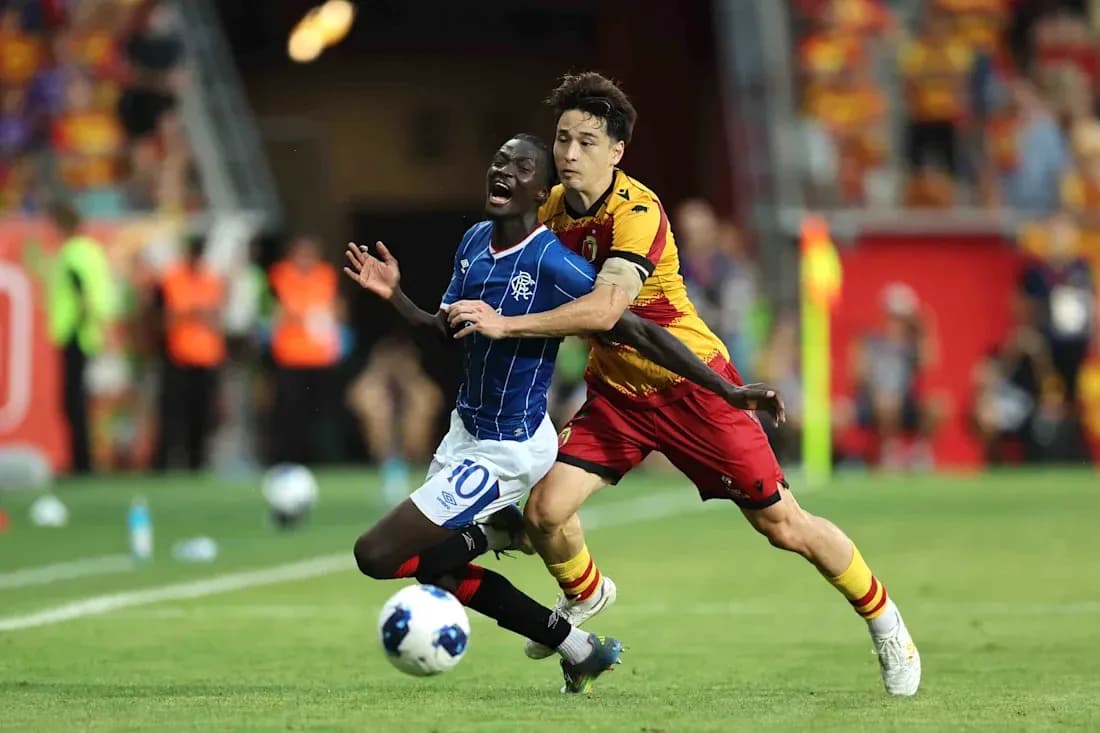 Jugador de Rangers siendo derribado por Jagiellonia Jugador de Rangers siendo derribado por Jagiellonia