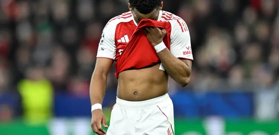 Jugador de fútbol con camiseta levantada durante el partido Jugador de fútbol con camiseta levantada durante el partido
