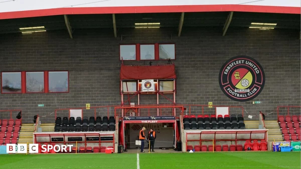 Vista del estadio de Ebbsfleet United con personal Vista del estadio de Ebbsfleet United con personal