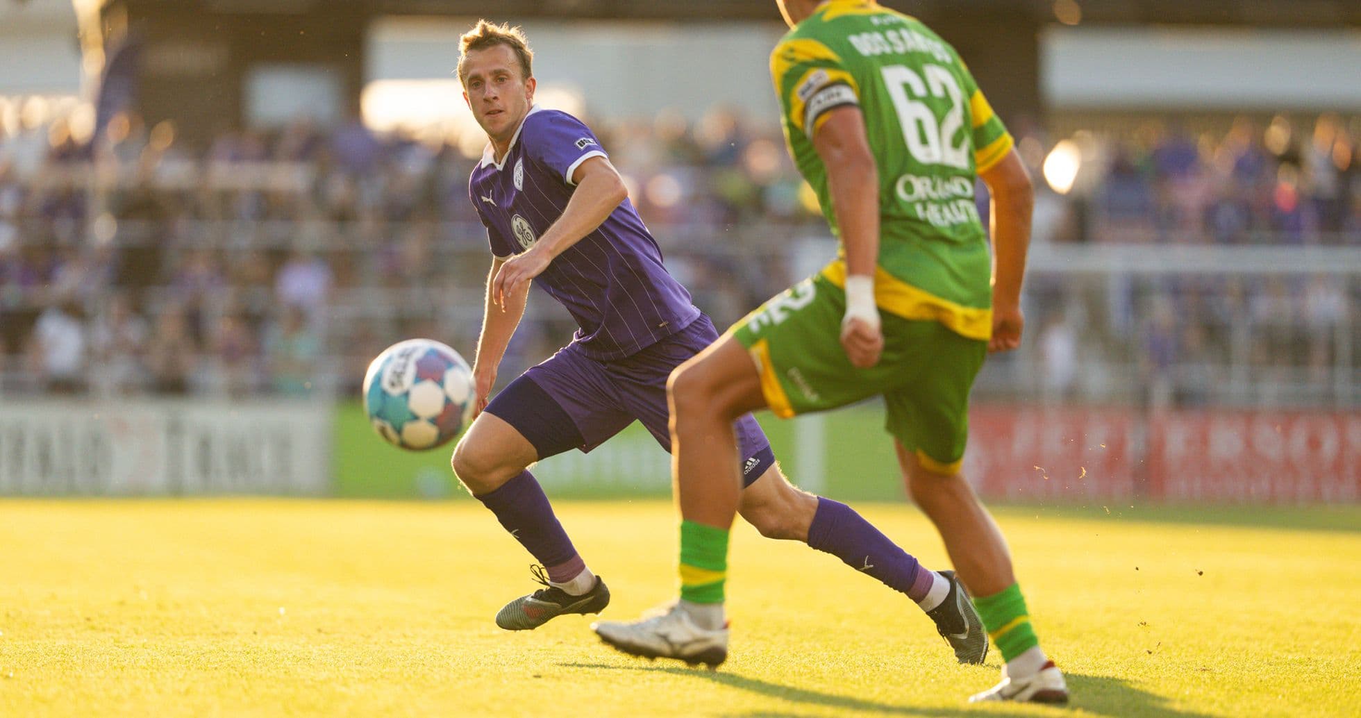 Jugador de Louisville City controlando el balón Jugador de Louisville City controlando el balón