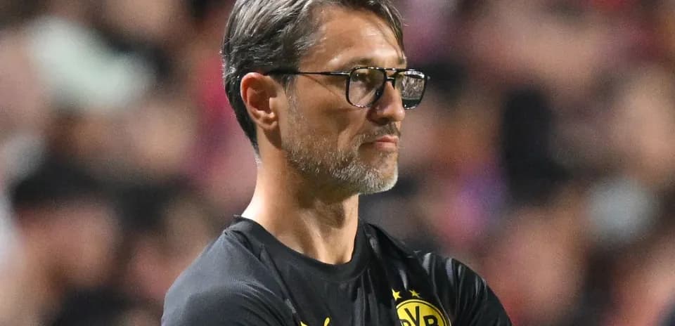 Entrenador de Borussia Dortmund observando el partido Entrenador de Borussia Dortmund observando el partido