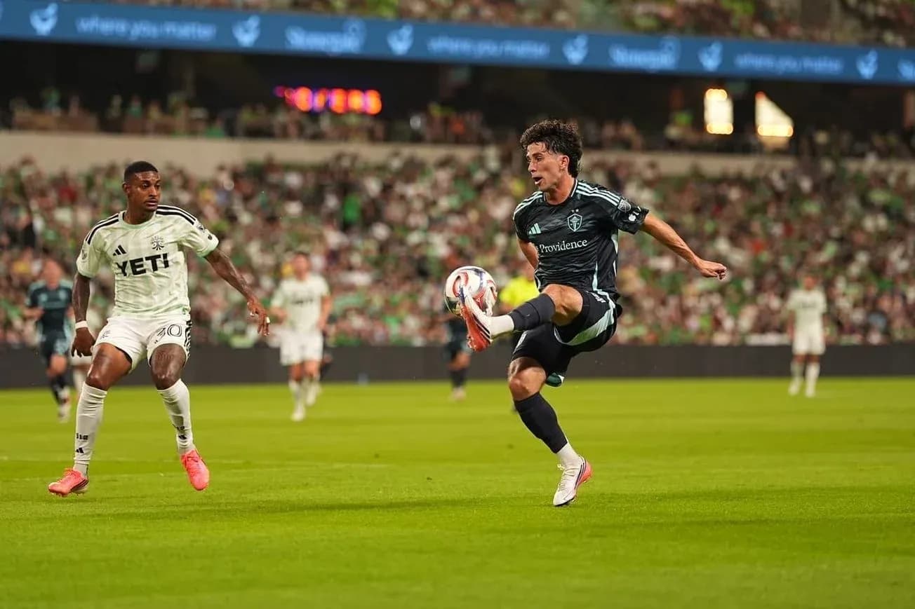 Jugador de Seattle Sounders controlando el balón Jugador de Seattle Sounders controlando el balón