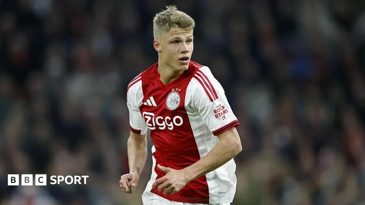 Jugador de Ajax corriendo durante un partido Jugador de Ajax corriendo durante un partido