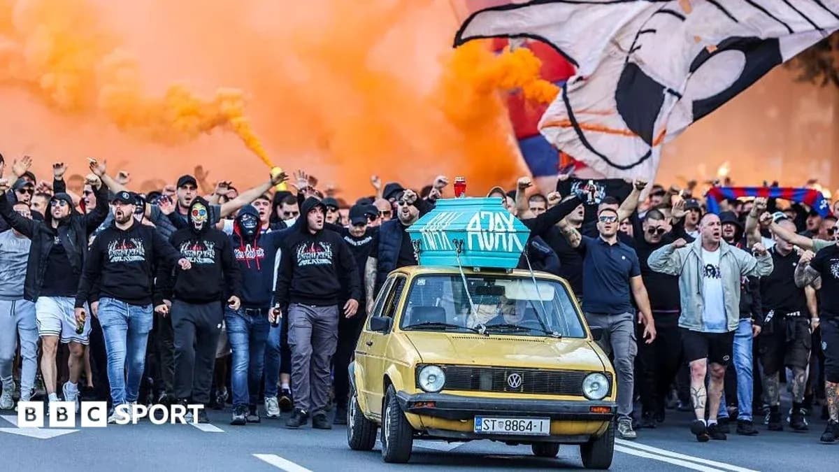 Aficionados marchando con humo naranja y un coche Aficionados marchando con humo naranja y un coche