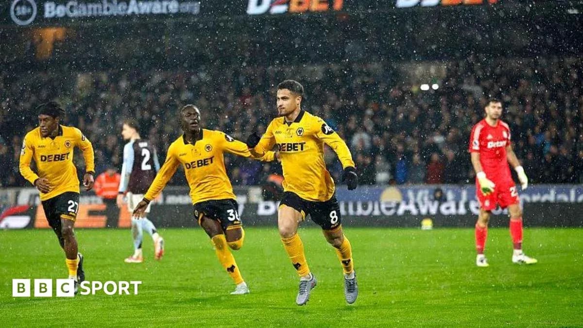 Jugador celebrando gol con compañeros bajo la lluvia Jugador celebrando gol con compañeros bajo la lluvia
