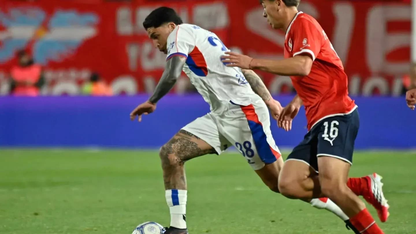 Jugador de San Lorenzo driblando a un rival Jugador de San Lorenzo driblando a un rival