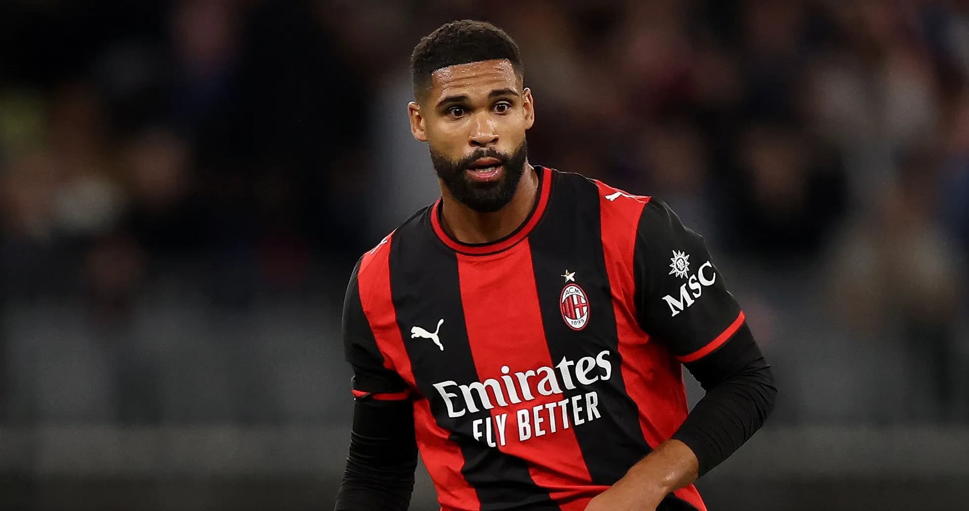Jugador de AC Milan en acción durante el partido Jugador de AC Milan en acción durante el partido