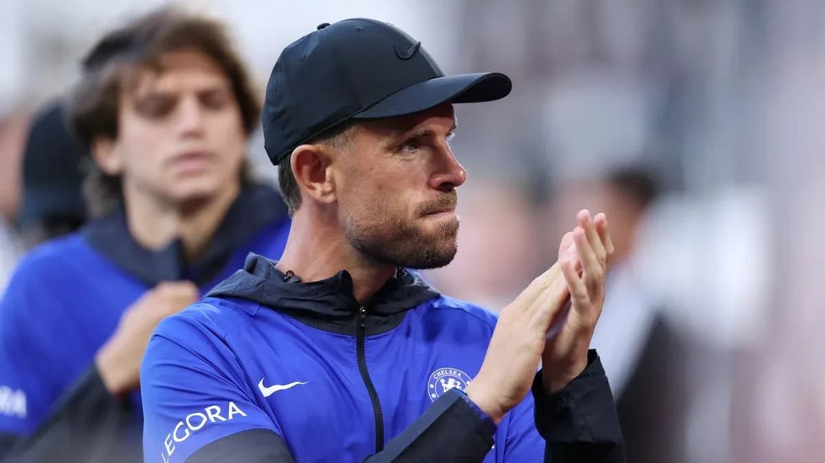 Entrenador aplaudiendo en el banquillo durante el partido Entrenador aplaudiendo en el banquillo durante el partido