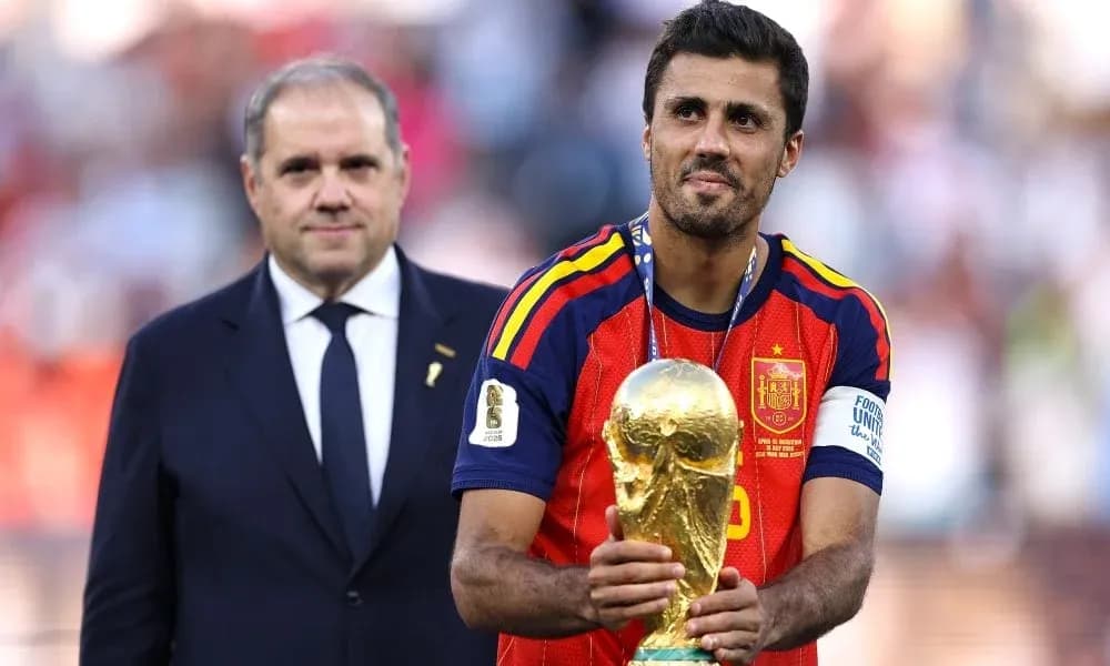 Jugador sosteniendo el trofeo de la Copa del Mundo Jugador sosteniendo el trofeo de la Copa del Mundo