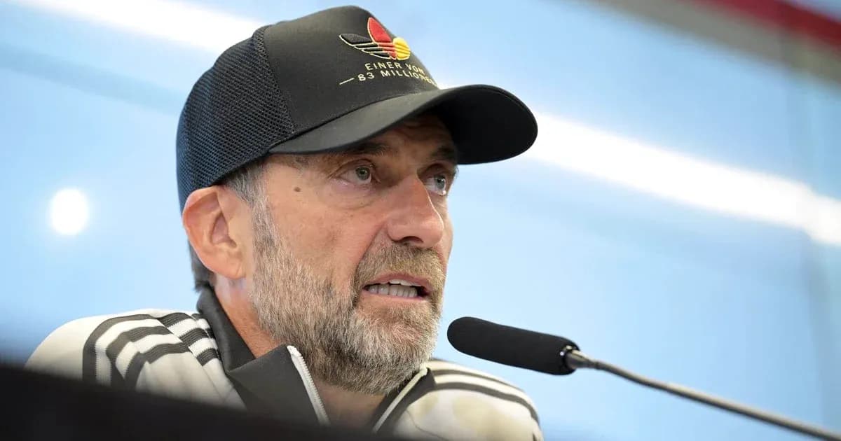 Entrenador hablando en una rueda de prensa Entrenador hablando en una rueda de prensa