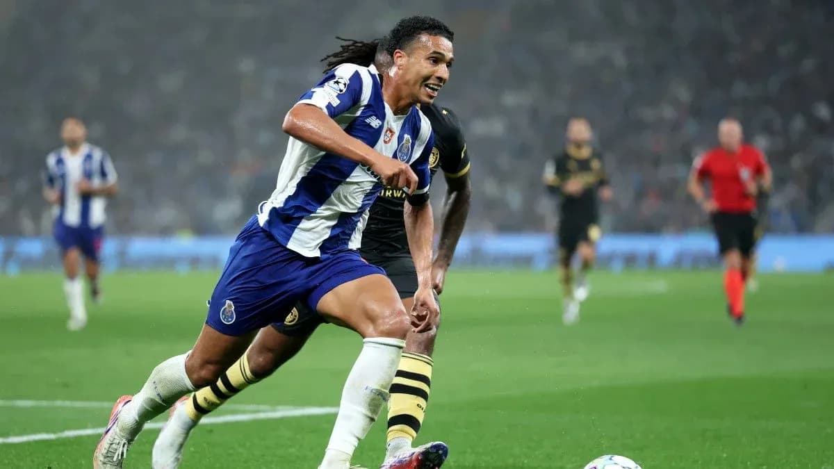 Jugador del Porto corriendo con el balón en partido Jugador del Porto corriendo con el balón en partido
