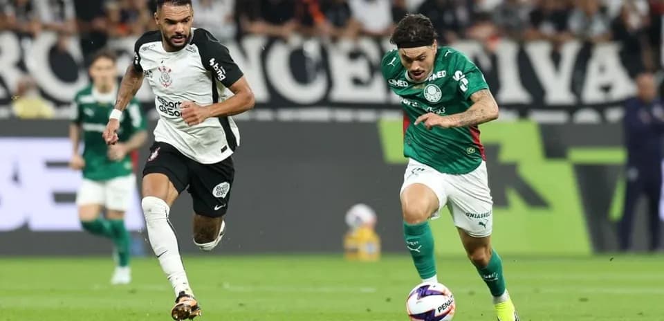 Jugador de Palmeiras persigue el balón en partido Jugador de Palmeiras persigue el balón en partido