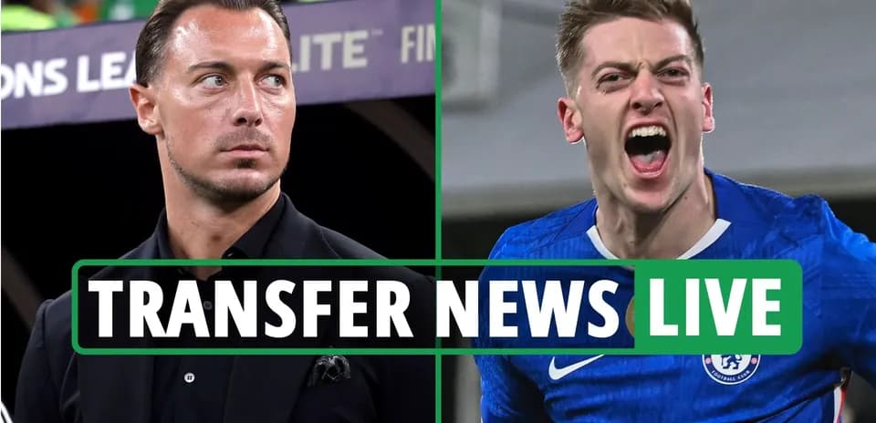 Entrenador y jugador celebrando en noticias de transferencias Entrenador y jugador celebrando en noticias de transferencias