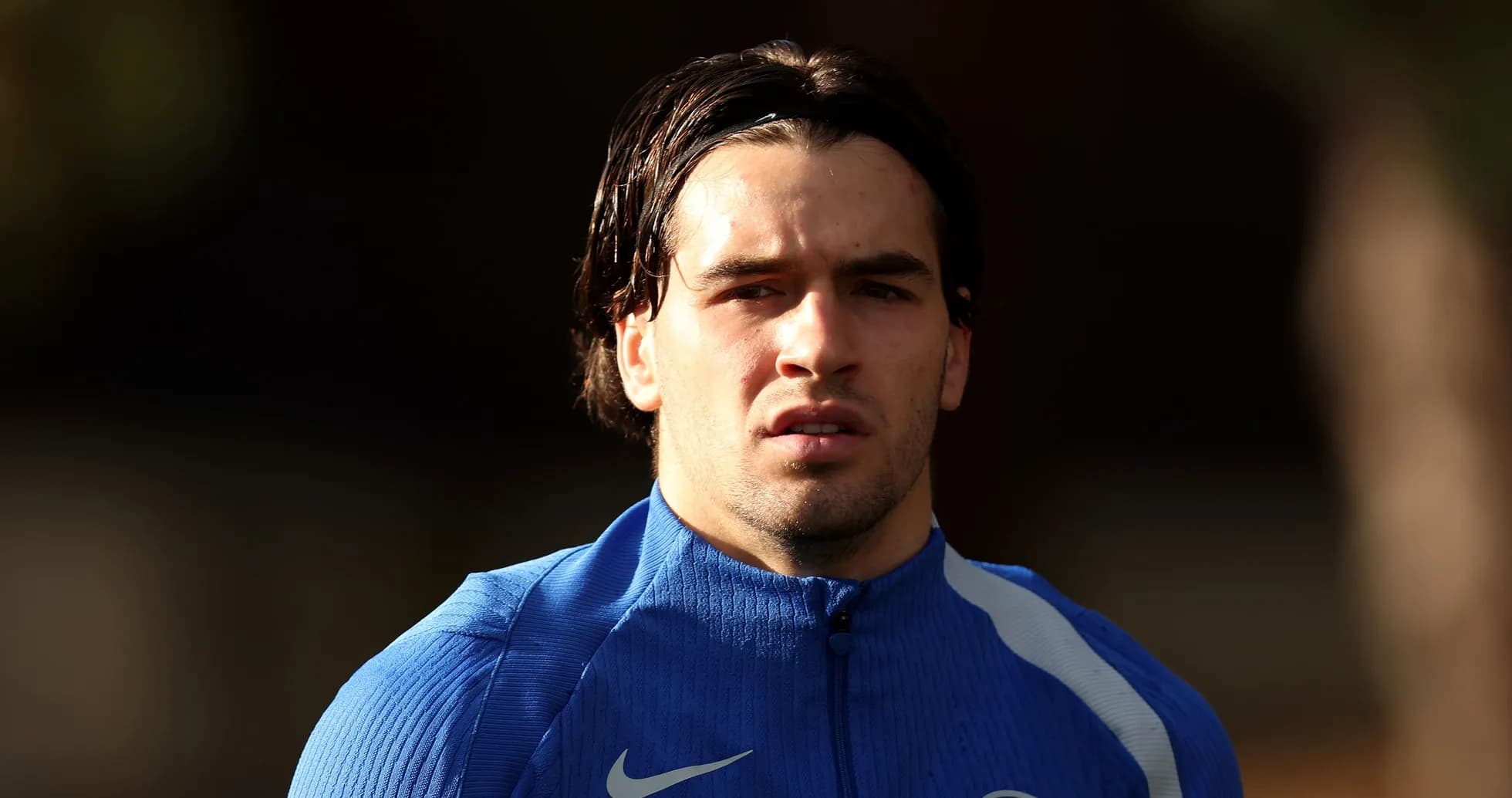 Jugador en entrenamiento con camiseta azul Jugador en entrenamiento con camiseta azul