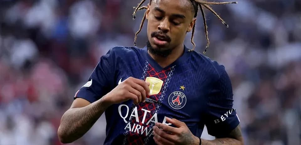 Jugador de PSG revisando su medalla en el campo Jugador de PSG revisando su medalla en el campo