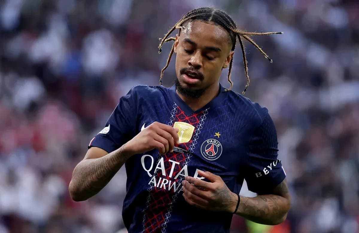Jugador de PSG revisando su medalla en el campo Jugador de PSG revisando su medalla en el campo