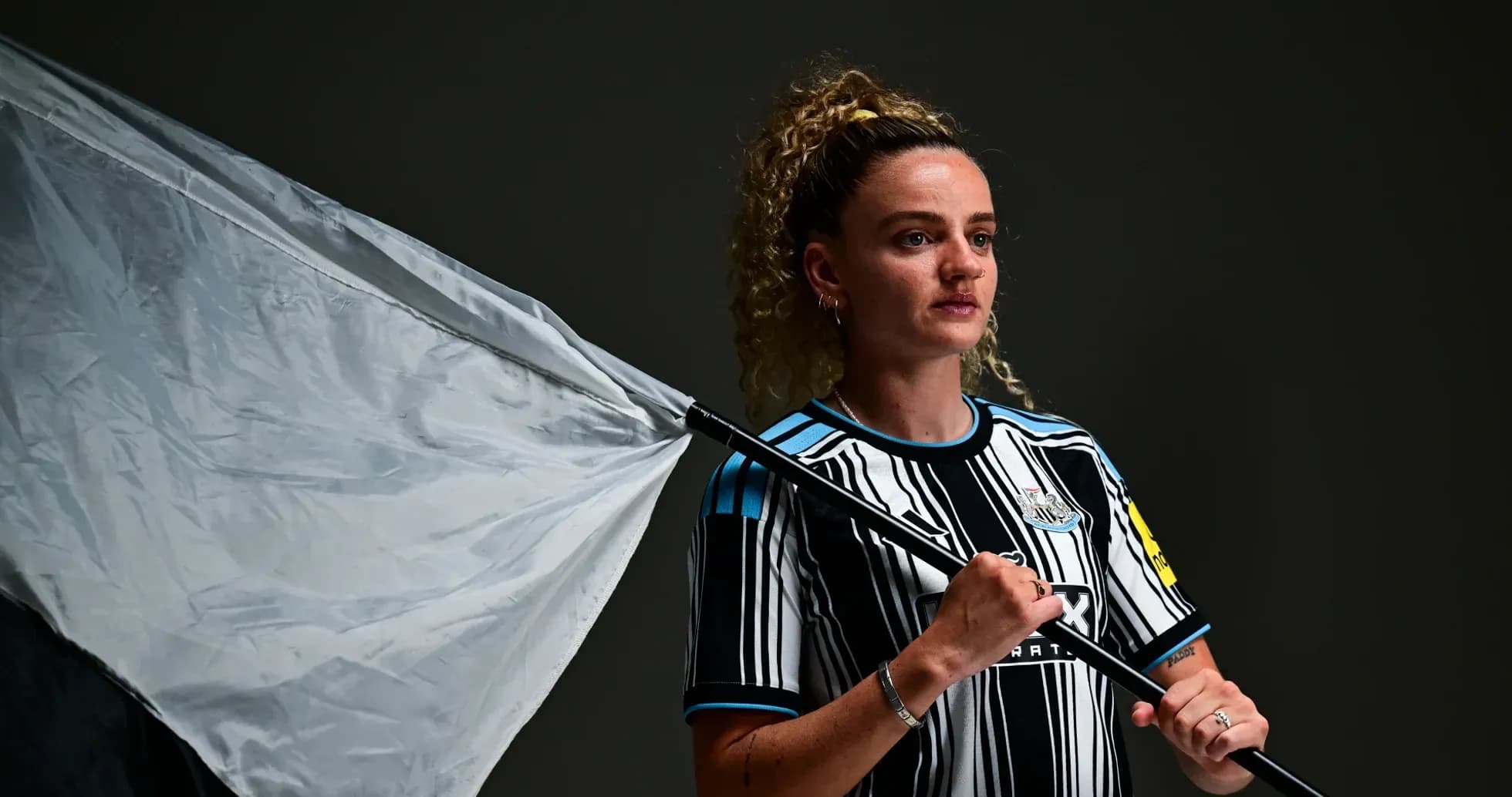 Jugadora con bandera en camiseta del Newcastle Jugadora con bandera en camiseta del Newcastle